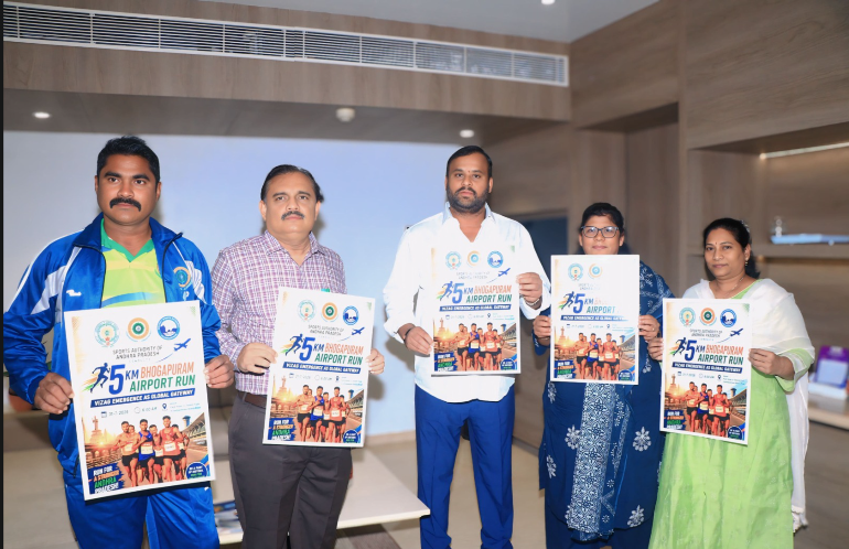 భోగాపురంలోని 'అల్లూరి సీతారామరాజు (ASR) అంతర్జాతీయ విమానాశ్రయం రన్' పోస్టర్‌ను ఆవిష్కరించిన క్రీడా మంత్రి మండిపల్లి రాంప్రసాద్ రెడ్డి.